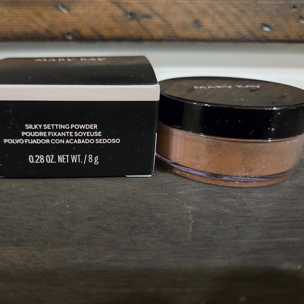 Silky Setting Powder Medium/Bronze new in box Mary kay
